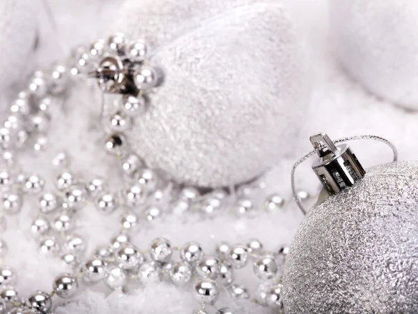 Kerstmis bal en kralen in sneeuw. — Stockfoto