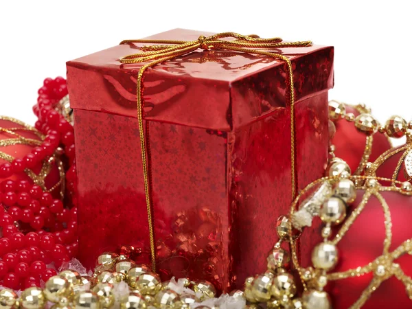 Подарочная коробка и рождественский бал . — стоковое фото