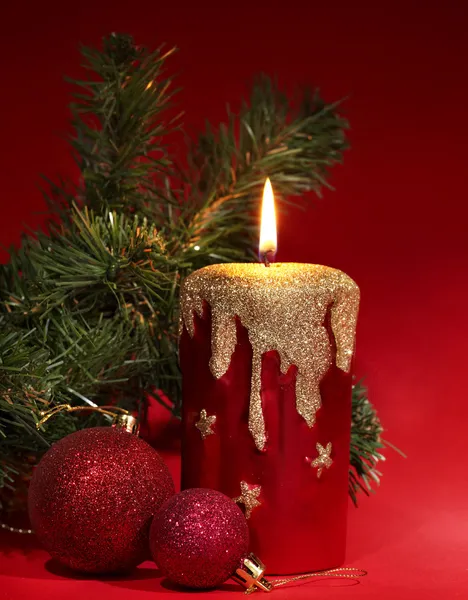 Рождественская свеча и Пуансеттия . — стоковое фото