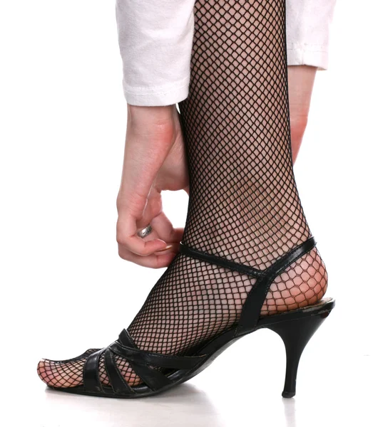 Vrouw voeten in moderne sandalen — Stockfoto