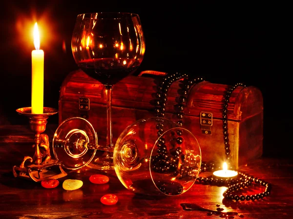 Dvě sklenice na víno a svíčka. — Stock fotografie