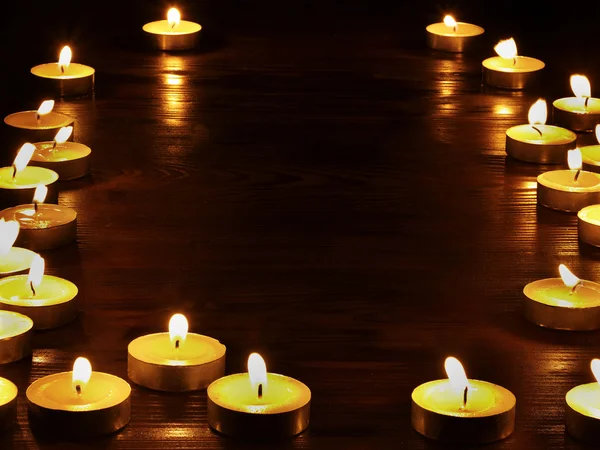 Ομάδα των κεριών σε μαύρο φόντο. — Φωτογραφία Αρχείου