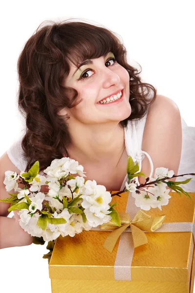 Mooi meisje met de doos van de gift en bloem. — Stockfoto