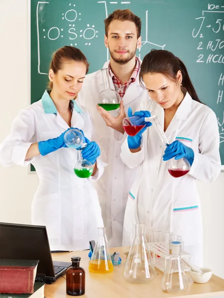 Estudante de química de grupo com frasco . — Fotografia de Stock