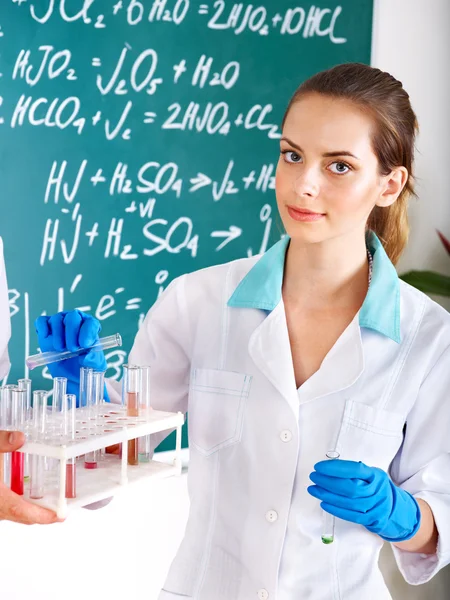 Studentka chemie s baňkou. — Stock fotografie