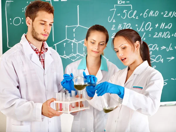 Студент химической группы с фляжкой . — стоковое фото