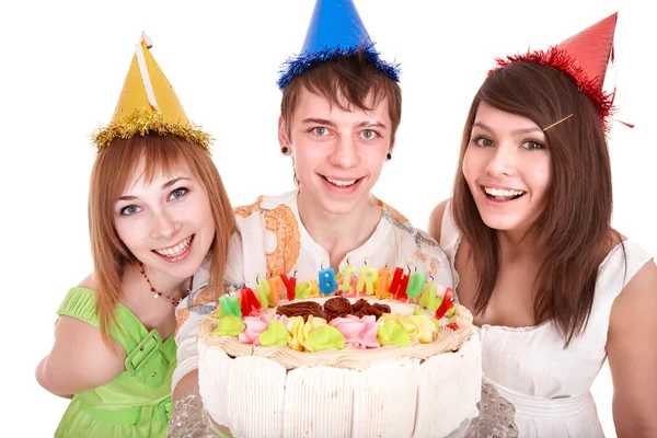 Groupe de jeunes heureux avec gâteau . — Photo