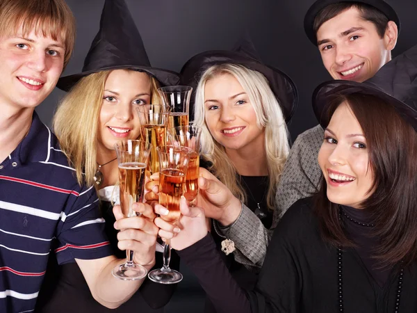 Skupina mladých, pití šampaňského. — Stock fotografie