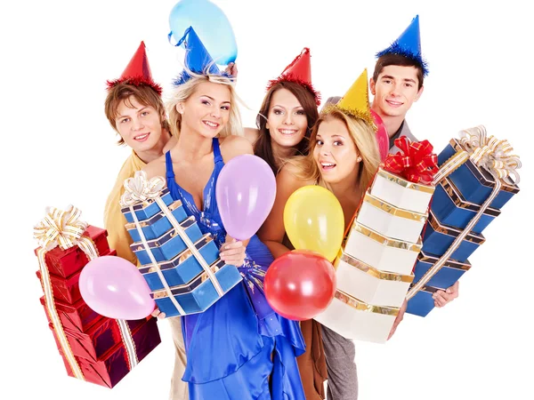 Група молодих в капелюсі вечірки тримає подарункову коробку . — стокове фото