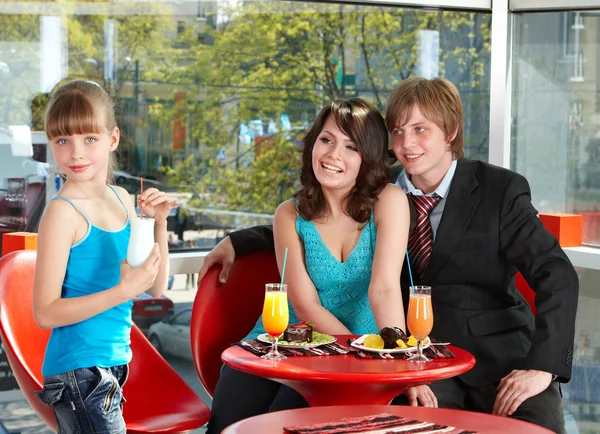 Rodina s dítětem v restauraci. — Stock fotografie