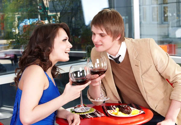Couple sur la date au restaurant . — Photo