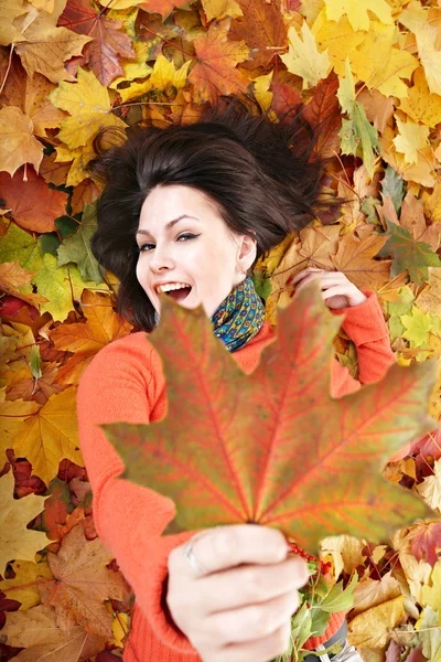 Dziewczynka jesień liście pomarańczowy. — Zdjęcie stockowe