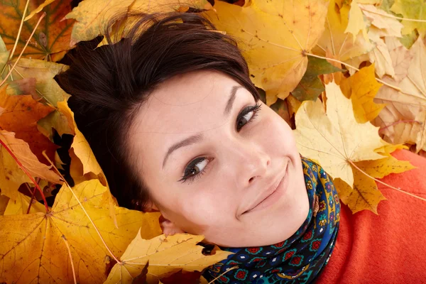 Menina no outono chapéu de laranja em folhas . — Fotografia de Stock