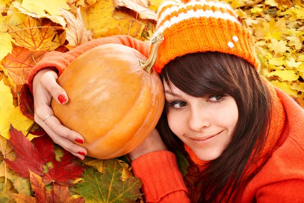 Menina com abóbora em folhas de outono . — Fotografia de Stock