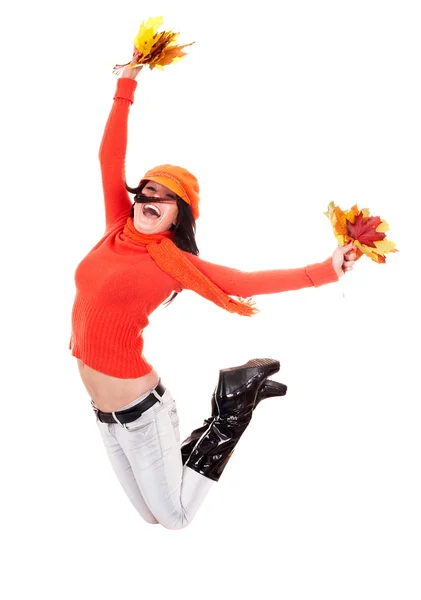 Menina no outono camisola laranja com salto de folha . — Fotografia de Stock