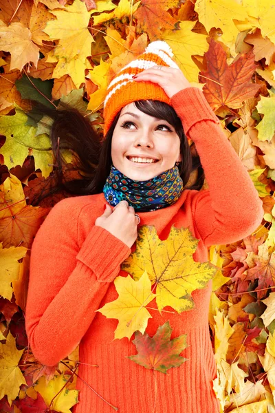 Νεαρή γυναίκα σε φθινόπωρο πορτοκαλί φύλλα. — Φωτογραφία Αρχείου