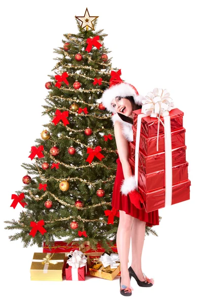 赤いギフト ボックスとサンタ帽子とモミの木のクリスマスの女の子. — ストック写真