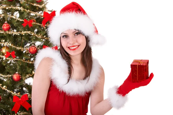 Chica de Navidad en sombrero de santa con pequeña caja de regalo roja, nieve . —  Fotos de Stock