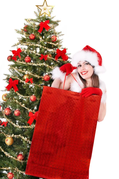 Natal menina em santa chapéu dando caixa de presente . — Fotografia de Stock