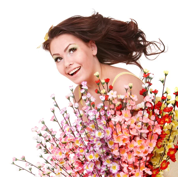 Schönes Mädchen mit Frühlingsblume und Schmetterling. — Stockfoto