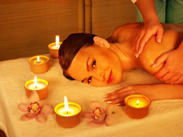 Jeune femme sur table de massage dans le spa de beauté . — Photo
