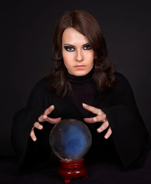 Junge Frau mit Kristallkugel. — Stockfoto