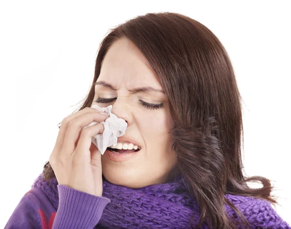Больной женщине с носовым платком холодно . — стоковое фото