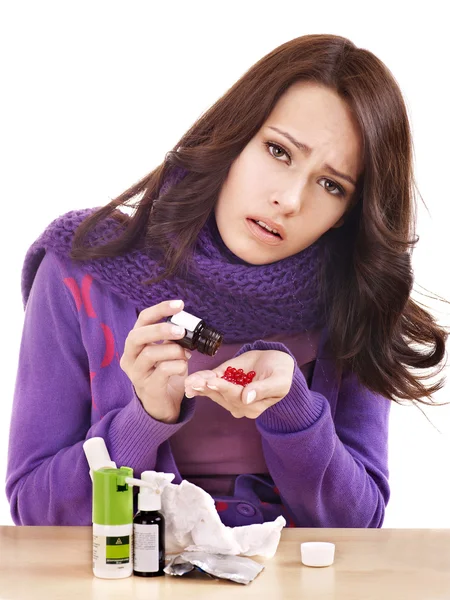 Dívka s chřipkou užívat prášky — Stock fotografie