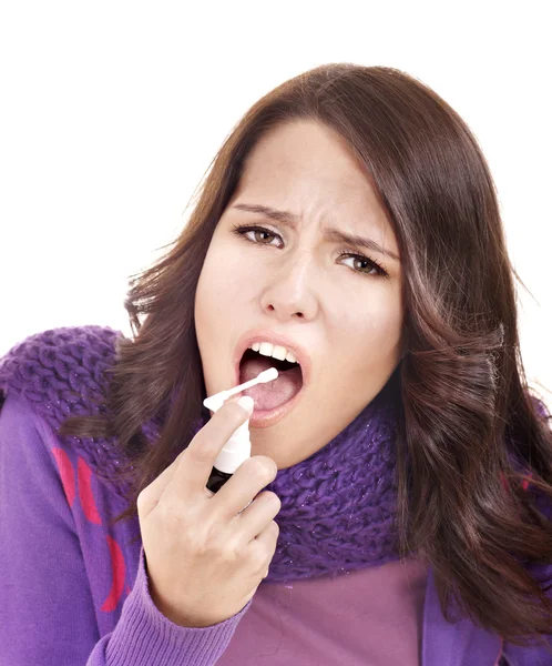 女性の喉スプレーを使用します。. — ストック写真