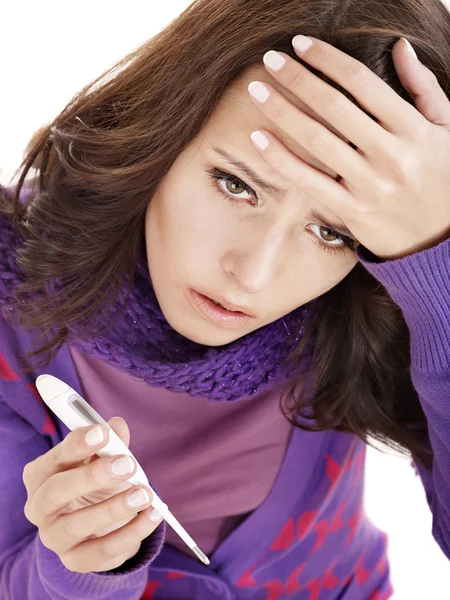 Junge Frau mit Grippe nimmt Thermometer. — Stockfoto
