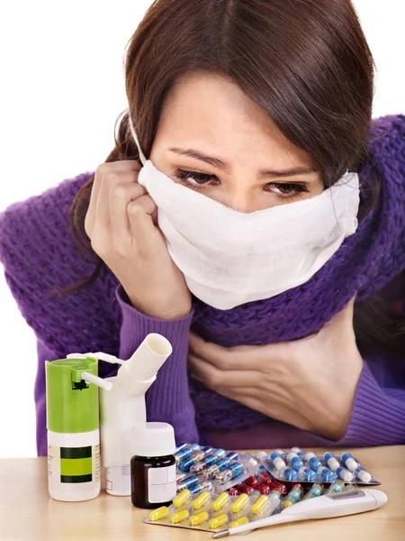 Chica teniendo gripe tomar pastillas —  Fotos de Stock