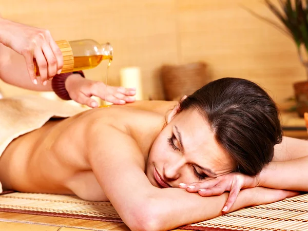 Mujer recibiendo masaje en spa de bambú . —  Fotos de Stock