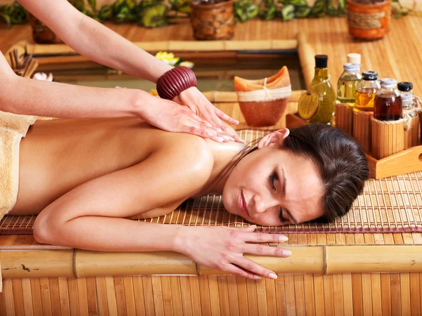 Femme se faire masser dans un spa en bambou . — Photo