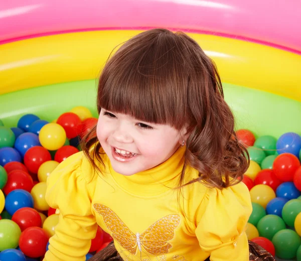 Szczęśliwe dziecko w grupie kolorowy ball. — Zdjęcie stockowe