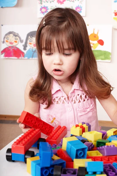 Gyermek játszik a játék szoba építési. — Stock Fotó