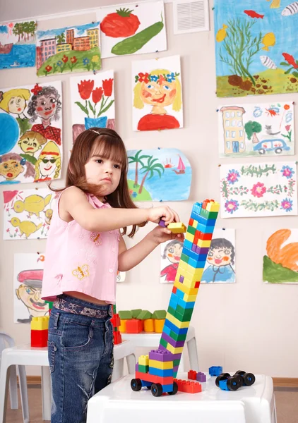 Dziecko gra bloku i budowy zestaw w sali zabaw. — Zdjęcie stockowe
