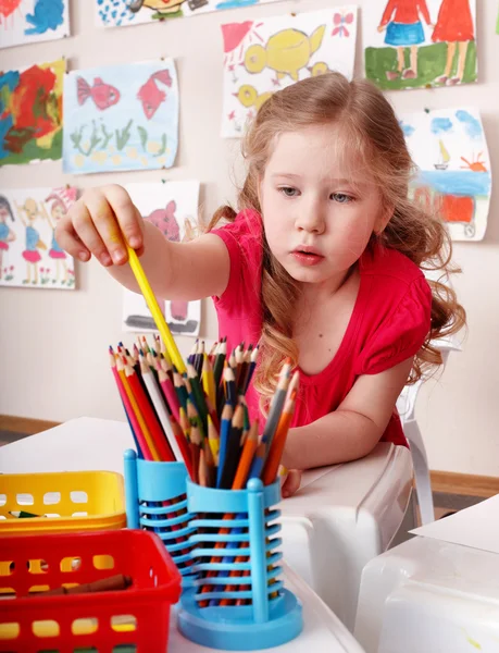 Дитина з кольоровим олівцем у дошкільному . — стокове фото