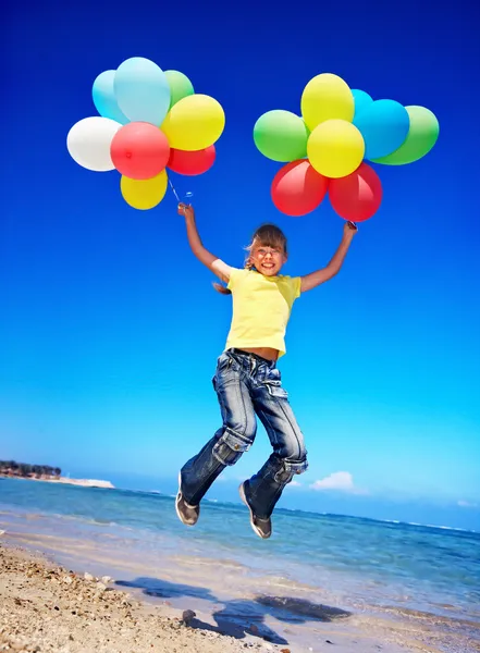 Gyermek játszó léggömbök a strandon — Stock Fotó