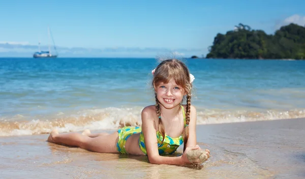 海の海岸で感情の少女. — ストック写真