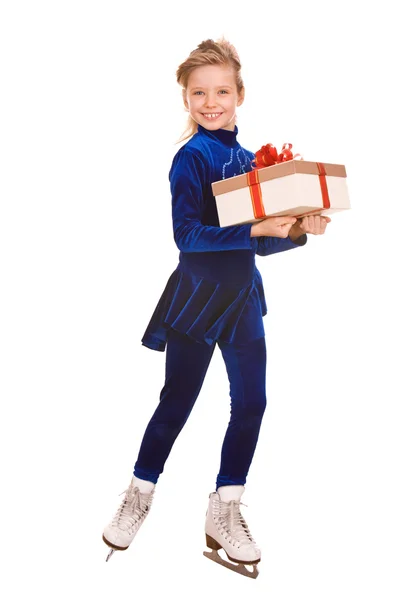 Дівчина в синій сукні на ковзанах з подарунковою коробкою . — стокове фото