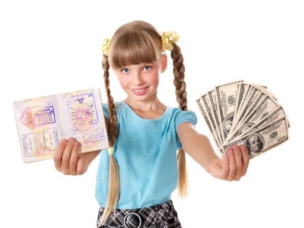 Little girl gazdaság nemzetközi útlevél. — Stock Fotó