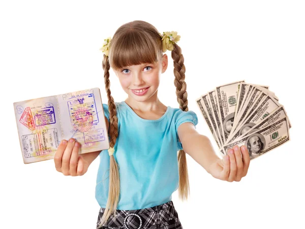 Malá dívka hospodářství mezinárodní pas. — Stock fotografie