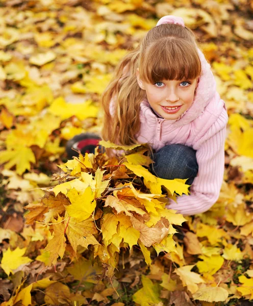 Enfant en feuilles d'automne orange . — Photo
