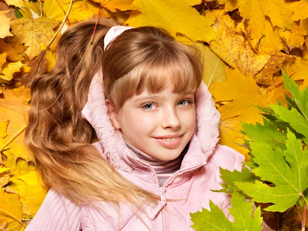 Niño en otoño hojas de color naranja . — Foto de Stock