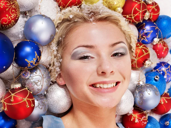 Mladá žena v vánoční koule. — Stock fotografie