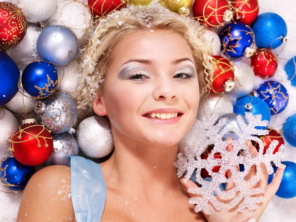 Jovem mulher em bolas de Natal . — Fotografia de Stock