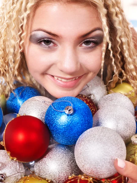 クリスマス ボールの若い女性. — ストック写真