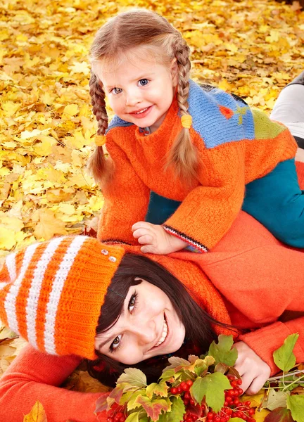 Familia feliz con el niño en otoño hojas de color naranja . — Foto de Stock