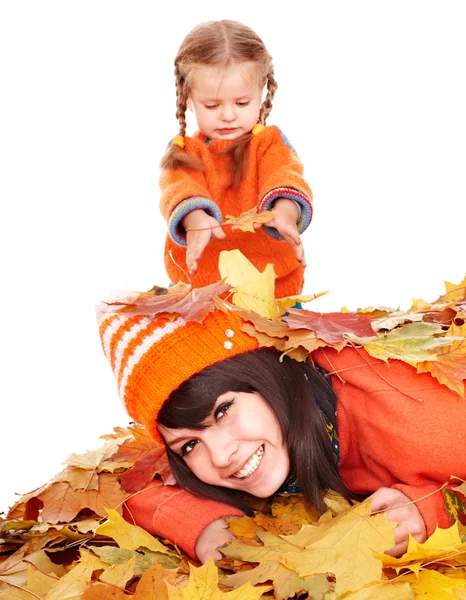Gelukkige familie met kind op herfst oranje bladeren. — Stockfoto