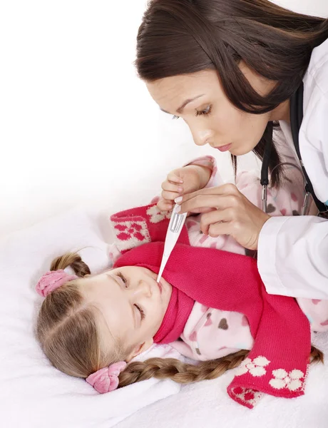 Médico leve a temperatura da criança — Fotografia de Stock
